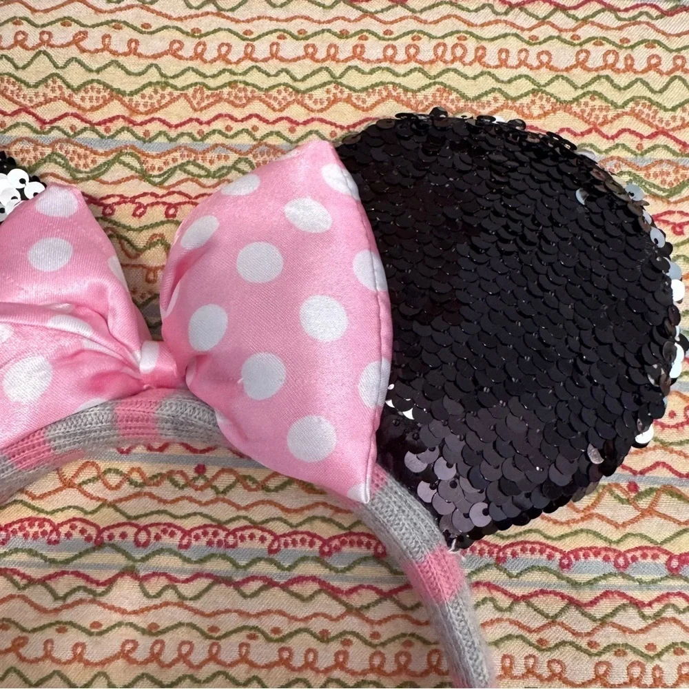 Girls Minnie Mouse Earmuffs Pink and Black Sequin